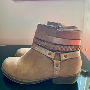 So kohl’s, size 4, taupe, tan